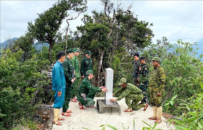 Lực lượng tuần tra song phương Đồn Biên phòng Cà Xèng (Việt Nam) và Đại đội Biên phòng 312 (Lào) phối hợp kiểm tra mốc giới. Ảnh: TTXVN phát