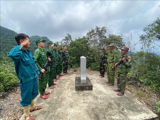 Hành trình lặng thầm gìn giữ bình yên từng cột mốc, từng tấc đất thiêng liêng nơi phên dậu Tổ quốc. Ảnh: TTXVN phát