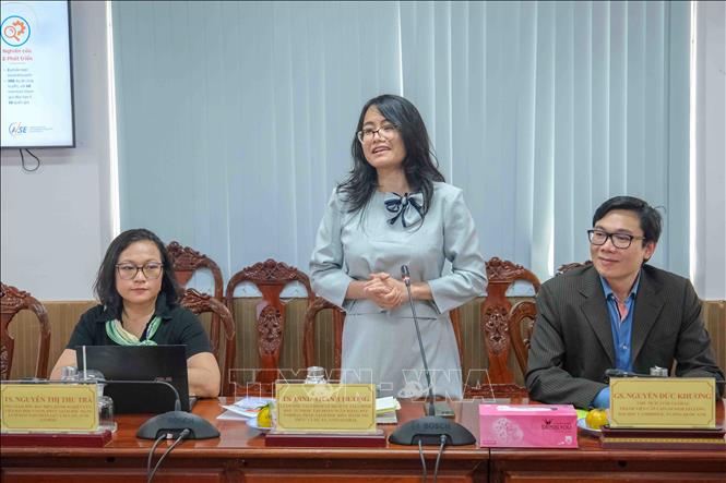 TS. Đinh Thanh Hương, Giám đốc Điều hành Tri thức và Dự án của AVSE Global, thông tin về AVSE Global với lãnh đạo thành phố Cần Thơ tại buổi làm việc. Ảnh: Thanh Liêm - TTXVN