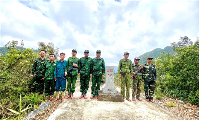 Đồn Biên phòng Cà Xèng (Bộ đội Biên phòng Quảng Trị) cùng lực lượng địa phương và đơn vị nước bạn Lào tuần tra song phương bảo vệ đường biên, mốc quốc giới. Ảnh: TTXVN phát