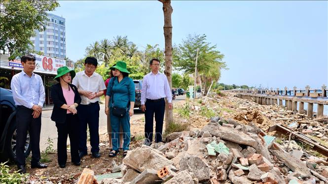 Lãnh đạo HĐND tỉnh Đắk Lắk kiểm tra tình trạng hư hại nghiêm trọng tại bờ kè Bạch Đằng, phường Tuy Hòa. Ảnh: Tường Quân – TTXVN 
