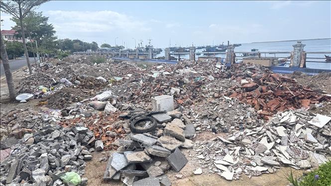 Do chưa được sửa chữa, kè Bạch Đằng bị đổ trộm xà bần, gạch đá gây mất mỹ quan đô thị, an toàn giao thông. Ảnh: Tường Quân – TTXVN 