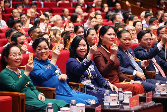 Các đại biểu biểu quyết Hiệp thương cử Đoàn Chủ tịch và Đoàn Thư ký của Đại hội. Ảnh: Văn Điệp - TTXVN