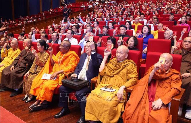 Các đại biểu biểu quyết thông qua thông qua Chương trình và Quy chế làm việc của Đại hội. Ảnh: Văn Điệp - TTXVN