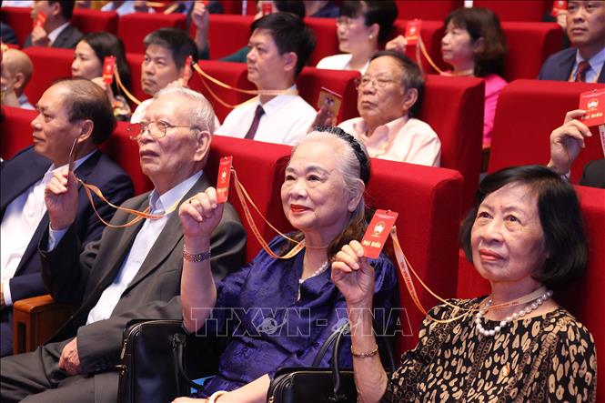 Các đại biểu biểu quyết thông qua thông qua Chương trình và Quy chế làm việc của Đại hội. Ảnh: Văn Điệp - TTXVN