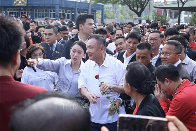Cựu Thủ tướng Thái Lan Thaksin Shinawatra (giữa) rời nhà tù trung tâm Klong Prem ở Bangkok, hưởng chế độ ân xá ra tù trước thời hạn, ngày 11/5/2026. Ảnh: THX/TTXVN