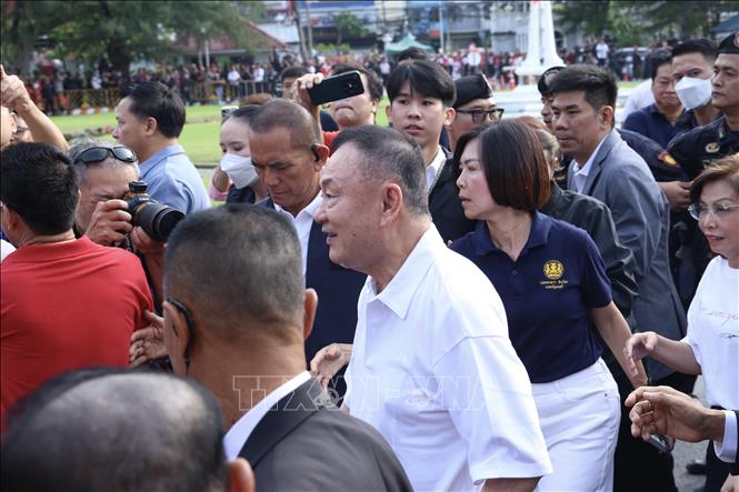 Cựu Thủ tướng Thái Lan Thaksin Shinawatra (giữa) rời nhà tù trung tâm Klong Prem ở Bangkok, hưởng chế độ ân xá ra tù trước thời hạn, ngày 11/5/2026. Ảnh: THX/TTXVN