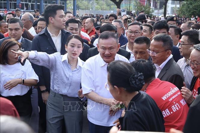 Cựu Thủ tướng Thái Lan Thaksin Shinawatra (giữa) rời nhà tù trung tâm Klong Prem ở Bangkok, hưởng chế độ ân xá ra tù trước thời hạn, ngày 11/5/2026. Ảnh: THX/TTXVN