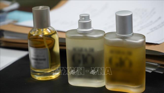 Cơ quan chức năng thu giữ hơn 1.200 chai, hộp nước hoa thành phẩm mang các nhãn hiệu nổi tiếng như ALLURE, ACQUA DI GIÒ, COCO CHANEL, DIOR, LELABO... Ảnh: TTXVN phát