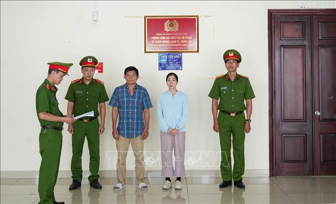Công an thành phố Cần Thơ tống đạt quyết định khởi tố và thực hiện Lệnh bắt tạm giam đối với Lê Văn Hải, ra Quyết định Cấm đi khỏi nơi cư trú đối với Vũ Thanh Thủy. Ảnh: TTXVN phát 