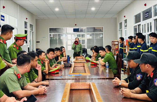 Triển khai kế hoạch bảo đảm an ninh trật tự tuyệt đối cho buổi cưỡng chế đối với cán bộ, chiến sĩ làm nhiệm vụ. Ảnh: TTXVN phát