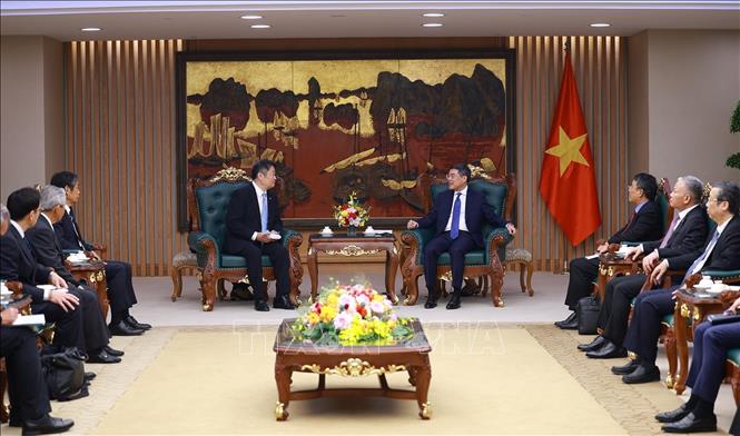 Thủ tướng Lê Minh Hưng tiếp ông Nagasaki Kotaro, Thống đốc tỉnh Yamanashi (Nhật Bản) và các thành viên trong đoàn. Ảnh: Dương Giang – TTXVN

