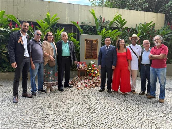 Lễ dâng hoa tại Biển kỷ niệm tôn vinh Chủ tịch Hồ Chí Minh tại thành phố Rio de Janeiro. Ảnh: TTXVN phát