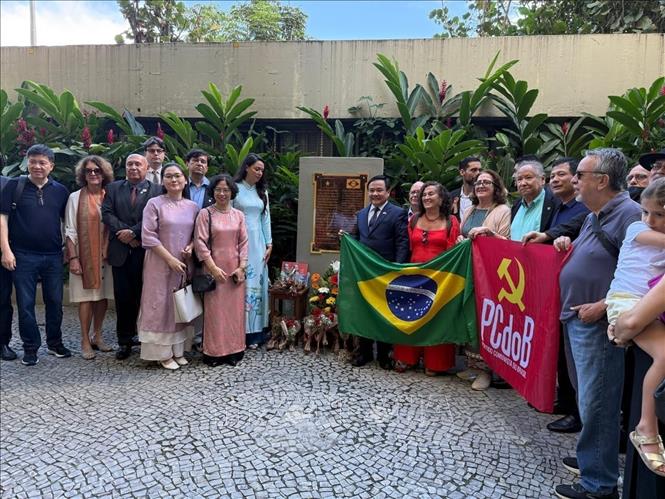 Lễ dâng hoa tại Biển kỷ niệm tôn vinh Chủ tịch Hồ Chí Minh tại thành phố Rio de Janeiro. Ảnh: TTXVN phát