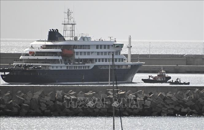 Tàu du lịch MV Hondius tại cảng Granadilla ở Tenerife, Tây Ban Nha, ngày 10/5/2026. Ảnh: THX/TTXVN