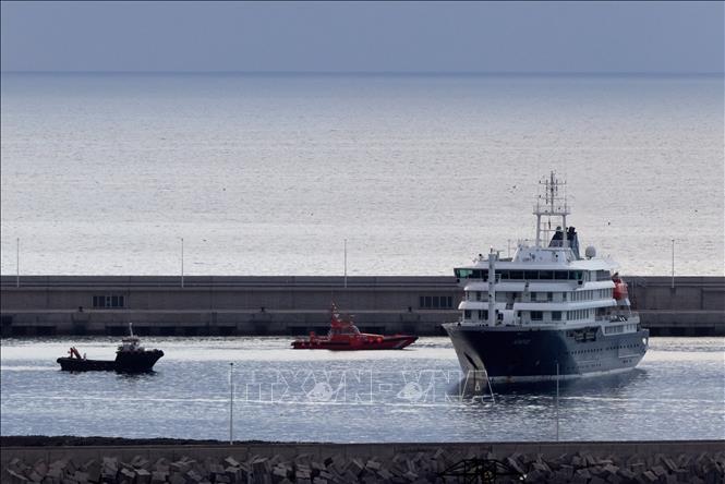 Tàu du lịch MV Hondius tại cảng Granadilla ở Tenerife, Tây Ban Nha, ngày 10/5/2026. Ảnh: THX/TTXVN