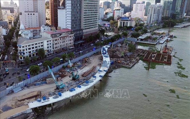 Cầu đi bộ qua sông Sài Gòn có tổng chiều dài công trình khoảng 720m, dự án khởi công vào cuối tháng 3/2025 với tổng mức đầu tư gần 1.000 tỷ đồng. Ảnh: Tiến Lực - TTXVN