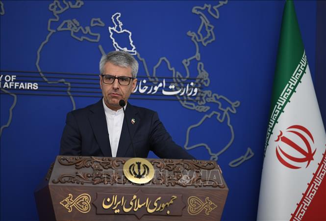 Người phát ngôn Bộ Ngoại giao Iran Esmaeil Baqaei phát biểu tại cuộc họp báo ở Tehran. Ảnh: THX/TTXVN