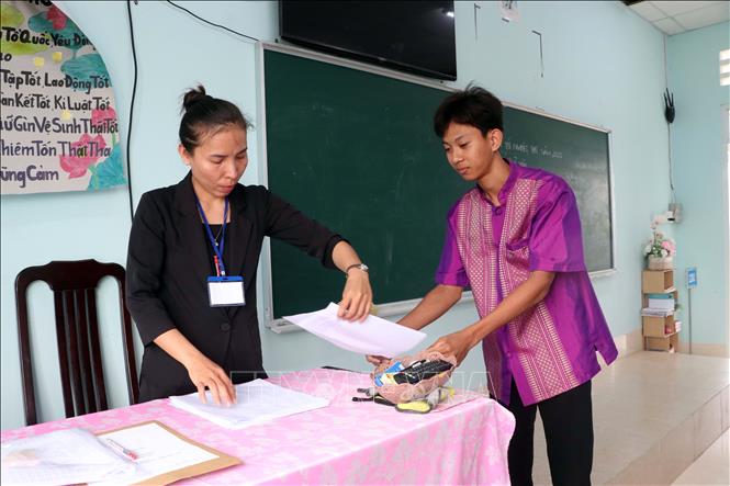 Sự hỗ trợ tận tâm của thầy cô giúp các học sinh nắm vững quy chế thi cử ngay từ đợt ôn luyện. Ảnh: Trung Kiên - TTXVN