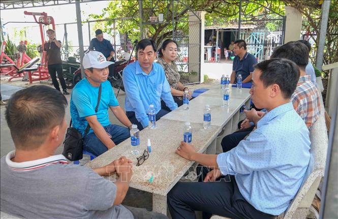Lãnh đạo UBND xã Cờ Đỏ và chủ Nhà máy Thành Tâm gặp mặt, trao đổi với các hộ dân bị ảnh hưởng bụi từ hoạt động của các nhà máy xay xát. Ảnh: Thanh Liêm - TTXVN