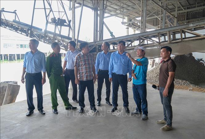 Đoàn công tác của UBND xã Cờ Đỏ kiếm tra hoạt động của Công ty TNHH Thành Tâm Cờ Đỏ (Nhà máy Thành Tâm) sau phản ánh của người dân. Ảnh: Thanh Liêm - TTXVN