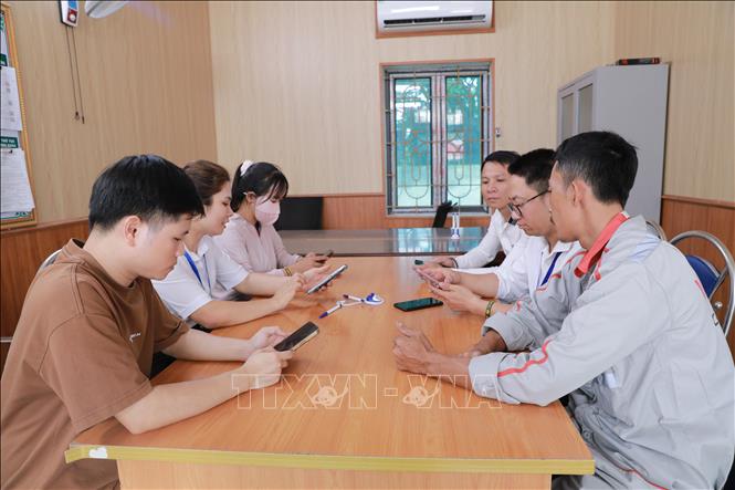 Xã Yên Trường đã thành lập 21/21 Tổ Công nghệ số cộng đồng đến 100% thôn. Đây là lực lượng nòng cốt hỗ trợ người dân tiếp cận và sử dụng nền tảng số, dịch vụ công trực tuyến. Ảnh: Khiếu Tư - TTXVN
