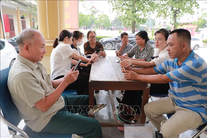 “Tổ công nghệ số cộng đồng” được thành lập và duy trì hoạt động tại 20/20 thôn trên địa bàn xã Yên Ninh. Ảnh: Khiếu Tư - TTXVN

