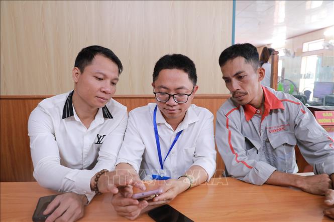 Từ chỗ còn e ngại với điện thoại thông minh, nhiều người dân xã Yên Trường đã biết tự thực hiện thủ tục hành chính trực tuyến, tra cứu thông tin, thanh toán điện tử, tiếp cận các tiện ích số phục vụ đời sống và sản xuất. Ảnh: Khiếu Tư - TTXVN
