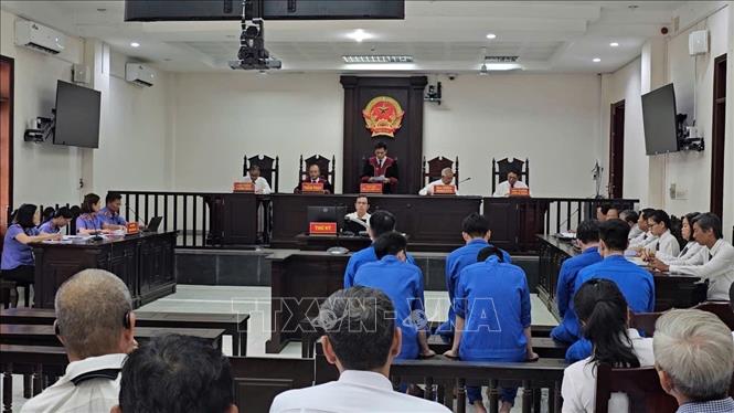 \Các bị cáo trước tòa. Ảnh: Sỹ Tuyên - TTXVN
