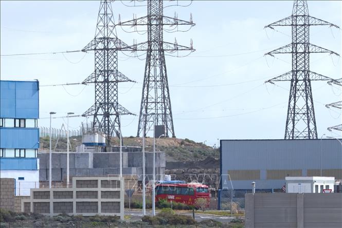 Xe buýt sơ tán hành khách trên tàu du lịch MV Hondius tại cảng Granadilla trên đảo Tenerife, Tây Ban Nha. Ảnh: THX/TTXVN