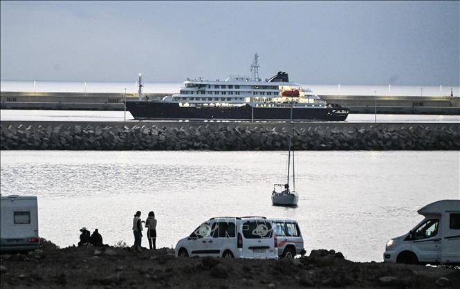 Tàu du lịch MV Hondius tại cảng Granadilla trên đảo Tenerife, Tây Ban Nha. Ảnh: THX/TTXVN