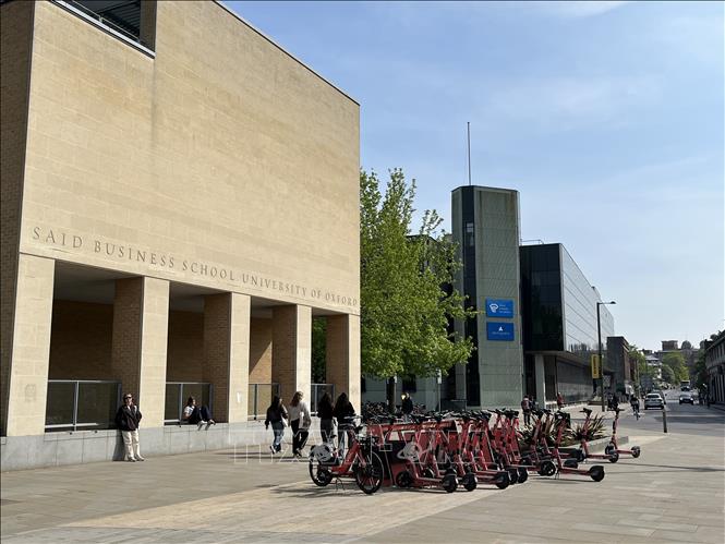 Trường Saïd Business School nhìn từ đường Park End. Ngôi trường được xây trên đất từng là tu viện thế kỷ 13, nay nằm trong một khu kinh doanh hoàn chỉnh. Ảnh: Hương Giang - PV TTXVN tại Anh