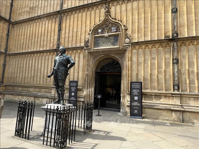 Cửa vào Divinity School - từng là giảng đường cổ nhất của Đại học Oxford, xây từ thế kỷ 15, nay là điểm tham quan có thu phí.  Ảnh: Hương Giang - PV TTXVN tại Anh