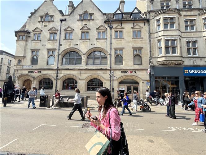 Phố Cornmarket, cách Đại học Oxford vài bước chân, nơi những tòa nhà cổ đứng cạnh ngân hàng và tiệm bánh bình dân. Ảnh: Hương Giang - PV TTXVN tại Anh.