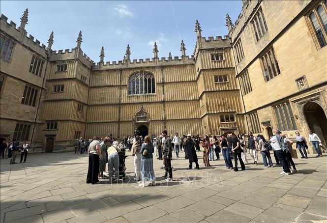 Sân trong của khu nhà Bodleian Library, một trong những thư viện lâu đời nhất thế giới. Phần lớn người có mặt ở đây là du khách theo các nhóm tour, trong khi sinh viên vào thư viện qua lối riêng. Ảnh: Hương Giang - PV TTXVN tại Anh