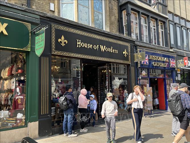 Ngay trên con phố dẫn vào trung tâm Đại học Oxford, các cửa hàng bán trang phục và đồ lưu niệm lấy cảm hứng từ bộ phim Harry Potter mọc lên san sát. Ảnh: Hương Giang - PV TTXVN tại Anh