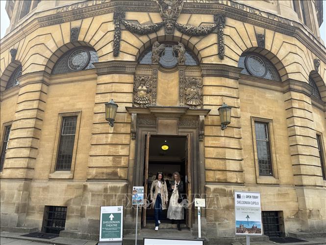 Nhà hát Sheldonian - hội trường tổ chức các nghi lễ chính thức của Đại học Oxford từ thế kỷ 17 - mở cửa đón khách tham quan khi không có sự kiện của trường.  Ảnh: Hương GIang - PV TTXVN tại Anh