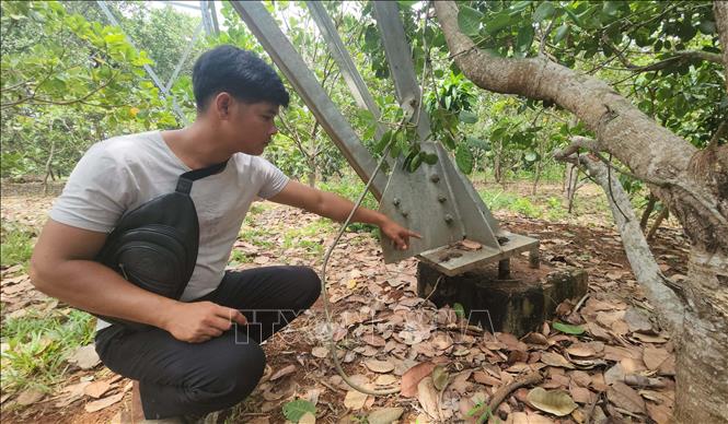 Người dân bức xúc, lo lắng khi trụ điện gần như “bật gốc” nhưng chủ đầu tư chưa tiến hành, xử lý. Ảnh: Đậu Tất Thành – TTXVN