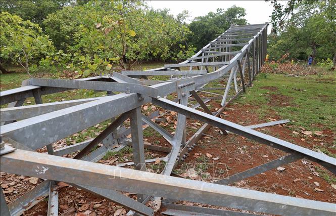 Sau nhiều năm bỏ không trụ điện 110kV của dự án thủy điện bị gãy đổ hoàn toàn sau cơn mưa kèm theo gió lớn. Ảnh: Đậu Tất Thành – TTXVN
