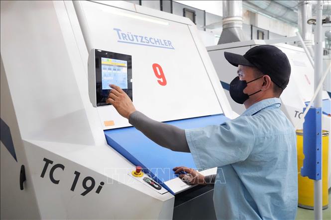 Công nhân làm việc trong một nhà máy tại Cụm Công nghiệp Nam Hồng (phường Nam Hồng Lĩnh). Ảnh: Hữu Quyết – TTXVN