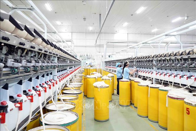 Hệ thống máy móc tại Công ty Cổ phần sợi Nghệ Tĩnh được đầu tư  hiện đại góp phần giảm sức lao động cho công nhân. Ảnh: Hữu Quyết – TTXVN