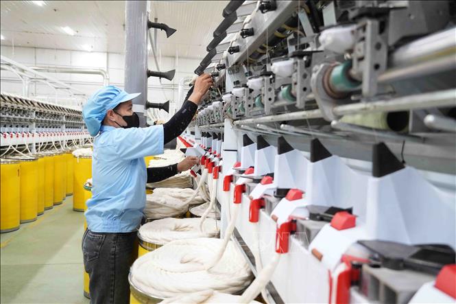 Công nhân tại Công ty Cổ phần sợi Nghệ Tĩnh luôn được công ty chăm lo đầy đủ các chế độ, chính sách. Ảnh: Hữu Quyết – TTXVN