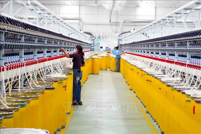 Hệ thống máy móc tại Công ty Cổ phần sợi Nghệ Tĩnh được đầu tư  hiện đại góp phần giảm sức lao động cho công nhân. Ảnh: Hữu Quyết – TTXVN