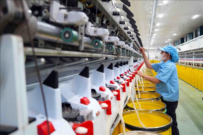 Công nhân Công ty Cổ phần sợi Nghệ Tĩnh trong ca làm việc. Ảnh: Hữu Quyết – TTXVN