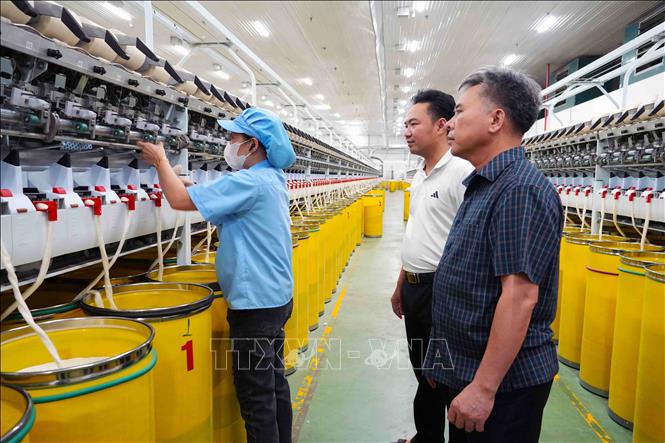 Lãnh đạo phường Nam Hồng Lĩnh kiểm tra điều kiện làm việc của công nhân tại Công ty Cổ phần sợi Nghệ Tĩnh. Ảnh: Hữu Quyết – TTXVN