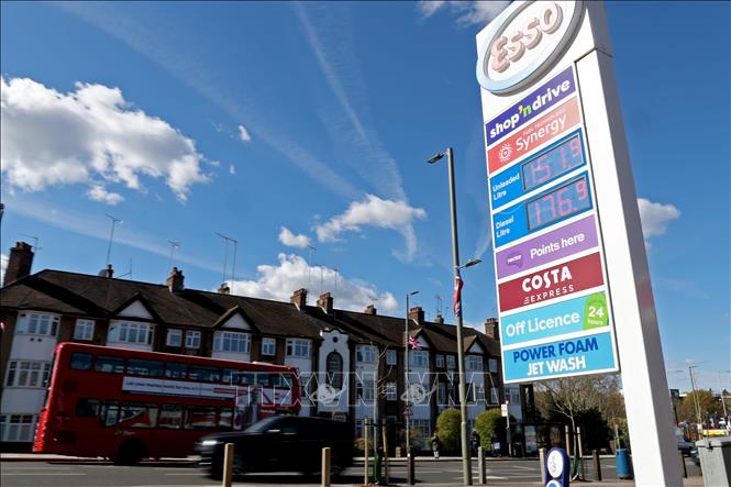 Giá xăng dầu được niêm yết tại một trạm xăng ở London, Anh. Ảnh: THX/TTXVN