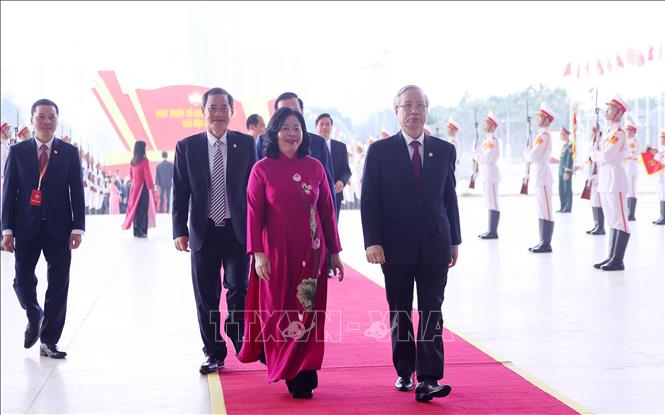 Các đồng chí lãnh đạo, nguyên lãnh đạo Đảng, Nhà nước đến dự phiên khai mạc trọng thể Đại hội XI Mặt trận Tổ quốc Việt Nam. Ảnh: Văn Điệp - TTXVN