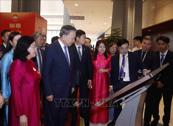 Tổng Bí thư, Chủ tịch nước Tô Lâm xem trưng bày không gian triển lãm “Mặt trận số”. Ảnh: Thống Nhất – TTXVN