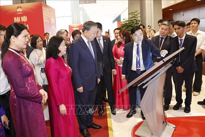 Tổng Bí thư, Chủ tịch nước Tô Lâm cùng các đại biểu tham quan không gian triển lãm “Mặt trận số”. Ảnh: Doãn Tấn  – TTXVN