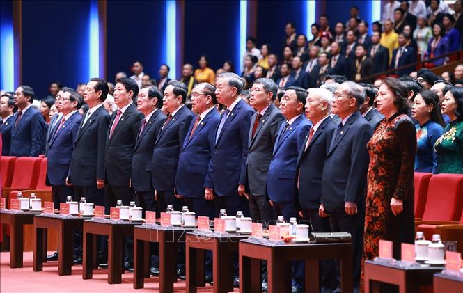 Tổng Bí thư, Chủ tịch nước Tô Lâm cùng các đại biểu thực hiện nghi lễ chào cờ. Ảnh: Dương Giang  – TTXVN
